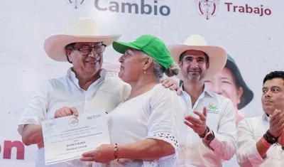  El Presidente Petro entregó a mujeres y jóvenes rurales de Pitalito (Huila) créditos del Banco Agrario para para fortalecer la economía popular