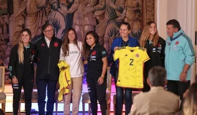 Gustavo Petro con las jugadoras Daniela Montoya, Leicy Santos, Catalina Pérez y el técnico Nelson Abadía.