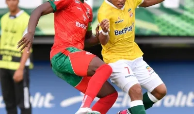 Juan David Martínez, del Barranquilla FC, disputa la pelota con un rival. 