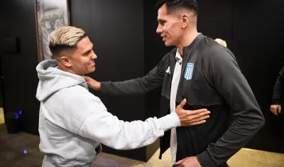 Juan Fernando Quintero se saluda con Leonardo Sigali tras su llegada a Racing.