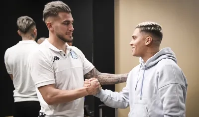 Juan Fernando Quintero se saluda con Gonzalo Piovi. 