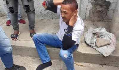 Uno de los presuntos ladrones después de ser golpeado por la comunidad.