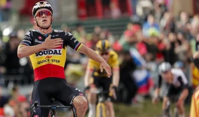 Remco Evenepoel celebra tras cruzar la meta como ganador de la tercera etapa. 