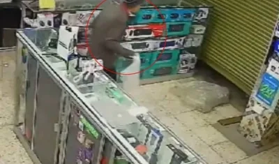 El delincuente en pleno robo a la joyería en el barrio Restrepo en Bogotá