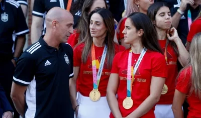 Luis Rubiales dialoga con las jugadores de la selección española Esther González y Rocío Gálvez. 