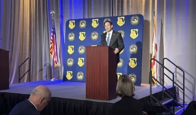 Marco Rubio en medio de un discurso la Asociación de Jefes policiales de Florida.