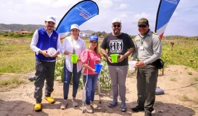 La gobernadora Elsa Noguera en el inicio de la siembra de mangles uivita de playa en Salinas de Rey.