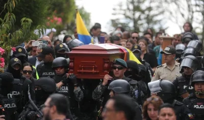 Miembros de la Policía cargan el féretro del candidato presidencial Fernando Villavicencio rumbo a su sepelio en Quito