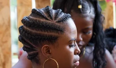 Una mujer es peinada durante el Festival Petronio Álvarez en Cali