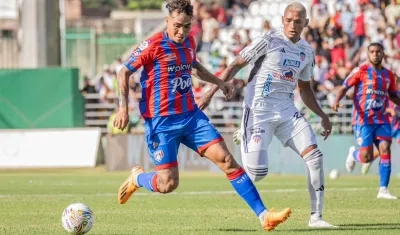 Ricardo Márquez intenta avanzar seguido de cerca por Jermein Peña. 