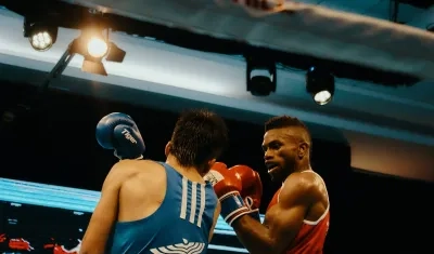 José Viáfara (rojo) venció por decisión al chileno Matías Campo.