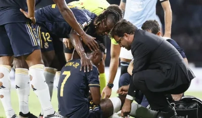 Vinicius atendido en la cancha tras la lesión del viernes. 