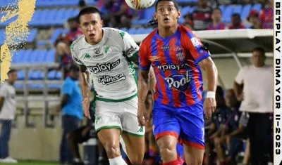 Daiver Vega avanza ante la marca de un jugador del Cali. 