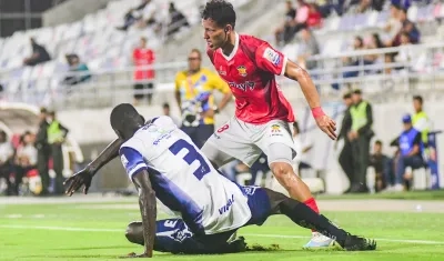 Carlos Cantillo, autor del segundo gol del Barranquilla FC, disputa el balón con Jhonier Alomia. 