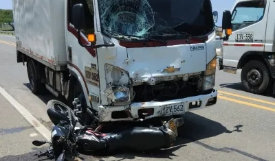 Motocicleta y furgón implicados en el accidente. 