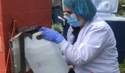 Toma de muestra al agua.