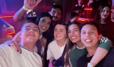 Maisie Williams en una foto con seguidores.