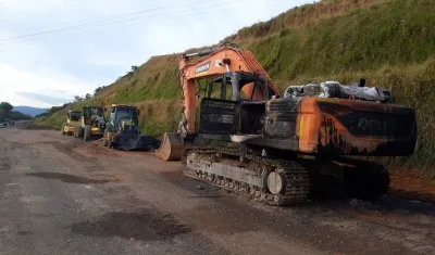 Retroexcavadora incinerada.