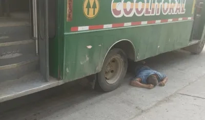 Hombre atropellado por bus.