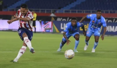 Primer gol del Junior convertido por Carlos Bacca, de pena máxima