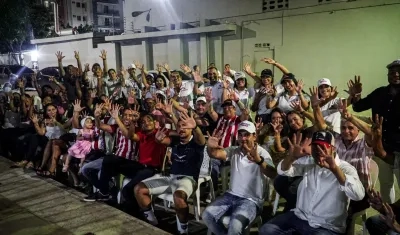 Comunidad del barrio Betania en la reunión con el candidato Santiago Arias