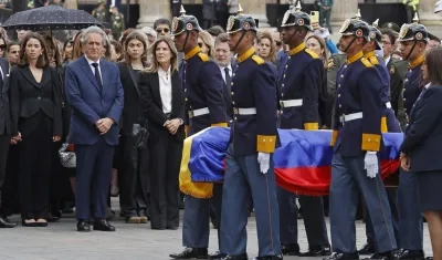 Militares cargan el féretro a la misa de cuerpo presente de Fernando Botero.