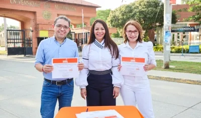 Patricia Caicedo recibiendo el aval del partido Fuerza Ciudadana.
