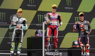 El piloto colombiano David Alonso (c), del equipo AutoSolar GasGas Aspar, ganador de la carrera.