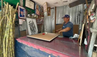César Llerena tiene una marquetería desde hace 35 años en la vía pública del Centro