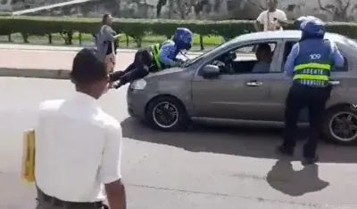 El momento de la embestida de funcionarios del DATT por parte de un conductor particular