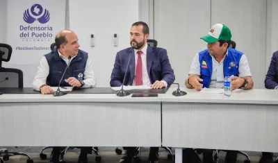 El Defensor del Pueblo, Carlos Camargo (izquierda).