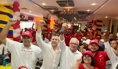 El excandidato a la Alcaldía de Soledad, Federman Vizcaíno; Juan Manuel Galán, director del Nuevo Liberalismo, y el candidato Joao Herrera.