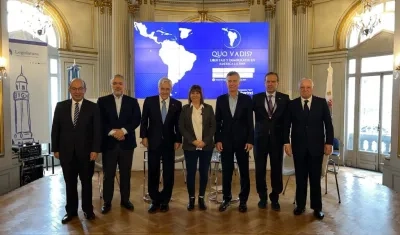 Iván Duque junto a varios integrantes del grupo Libertad y Democracia.