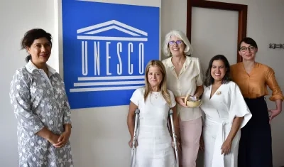 La Gobernadora del Atlántico Elsa Noguera con su Secretaria de Cultura Diana Acosta con directivos de la Unesco.