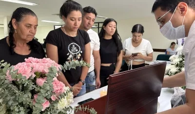 Familiares de Francisco Javier González Parra durante la ceremonia de entrega de sus restos.