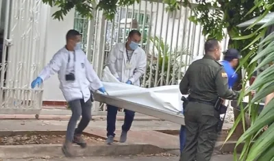 Funcionarios de la Sijin retirando el cuerpo.