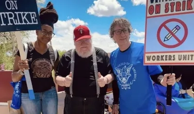 George R.R. Martin asistiendo a una huelga en los Estados Unidos.
