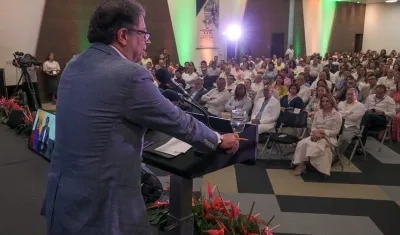 Gustavo Petro durante su intervención en evento de Cámara de Comercio en Bucaramanga.