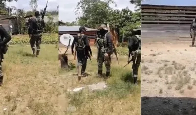 Imágenes de los hombres armados amenazando.