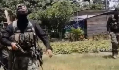 Imagen de los hombres armados amenazando.