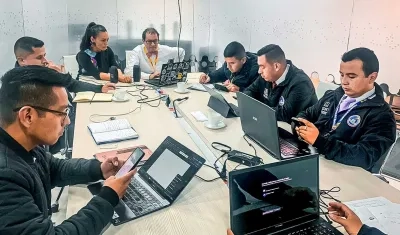 Miembros del Puesto de Mando Unificado haciendo su trabajo.