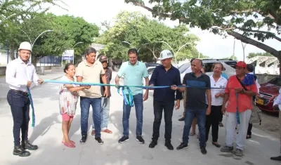 El alcalde Rodolfo Ucros entregando la vía. 