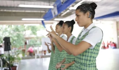 Estudiantes beneficiados con la atención.