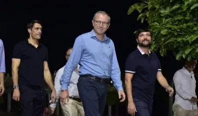 Jaime Pumarejo en compañía de Stefano Domenicali, presidente de la Fórmula 1.