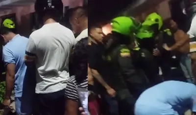 Personas observando el lugar donde quedó el hombre abatido. 