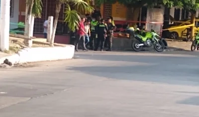 La Policía en el lugar donde se presentó el crimen esta tarde en el barrio Montes. 