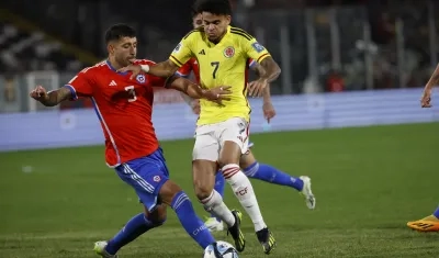 Luis Díaz disputa el balón con el chileno Guillermo Maripán. 