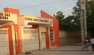 Entrada del colegio donde está ubicado el CDI.