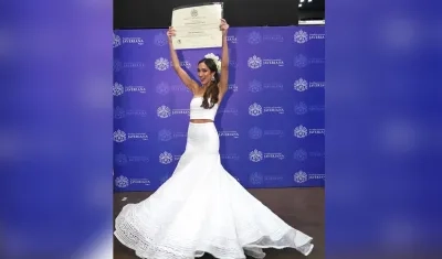 Melissa Cure, vestida de Carnaval, recibió esta tarde su título de comunicadora social