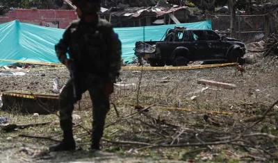 Militares prestan seguridad cerca al lugar donde explotó un carro bomba en Timba, Cauca.